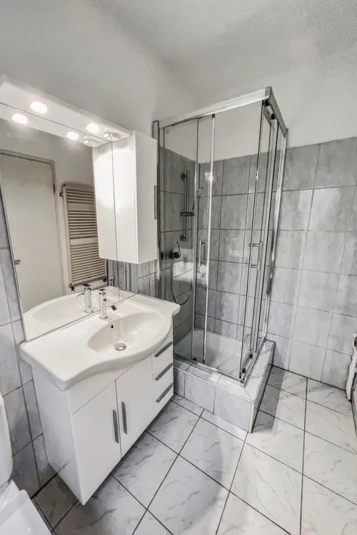 Badezimmer an der Hauptstrasse 99 in 4853 Murgenthal, Aargau.